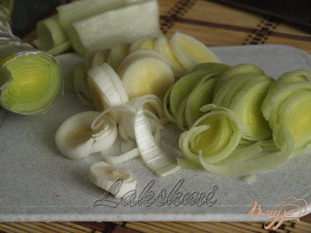 Фото приготовление рецепта: Яблочно-луковый пирог с голубым сыром шаг №3