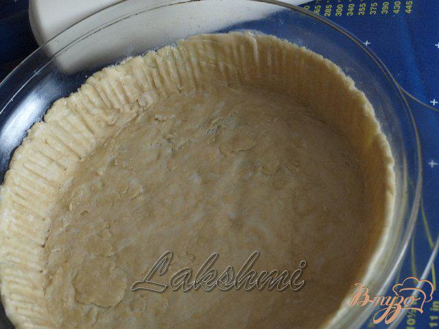 Фото приготовление рецепта: Яблочно-луковый пирог с голубым сыром шаг №6