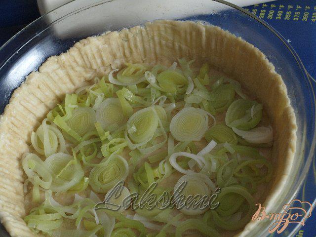 Фото приготовление рецепта: Яблочно-луковый пирог с голубым сыром шаг №7