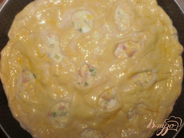 Фото приготовление рецепта: Пирог с яйцом, ветчиной и сыром шаг №6