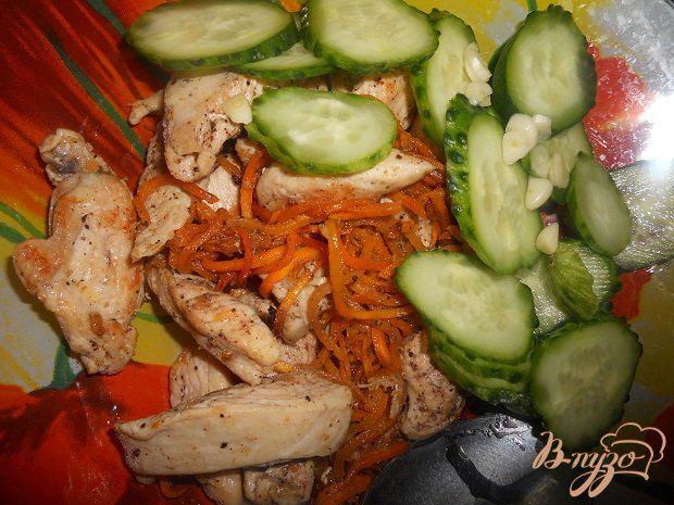 Фото приготовление рецепта: Салат с курицей и сыром шаг №2