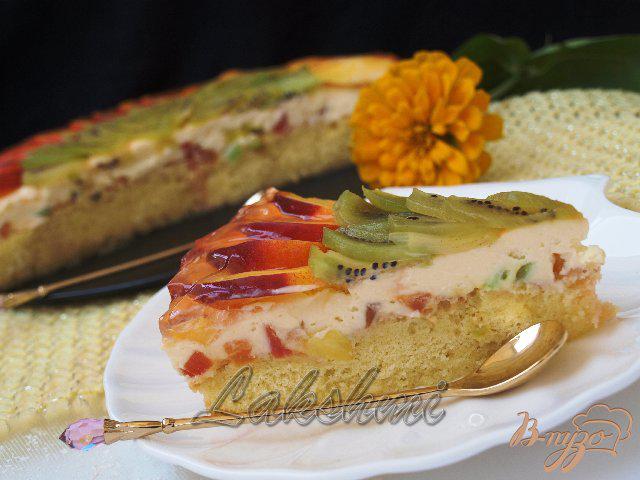 Фото приготовление рецепта: Бисквитный торт с нектаринами и киви шаг №8
