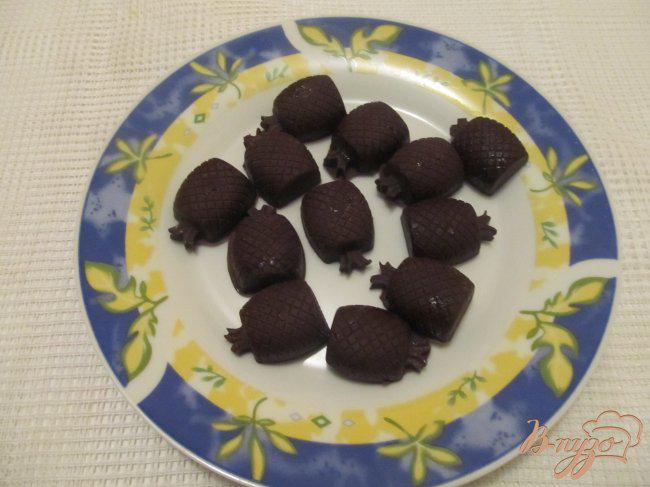 Фото приготовление рецепта: Шоколадные конфеты с черносливом шаг №7