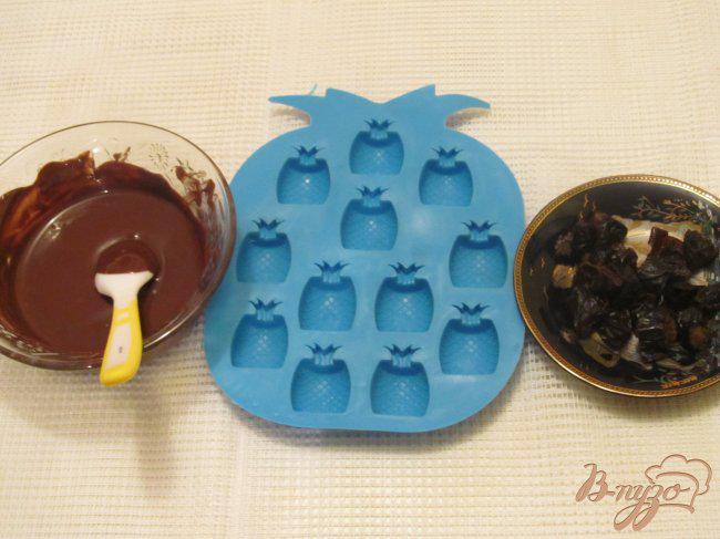 Фото приготовление рецепта: Шоколадные конфеты с черносливом шаг №2