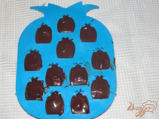 Фото приготовление рецепта: Шоколадные конфеты с черносливом шаг №5
