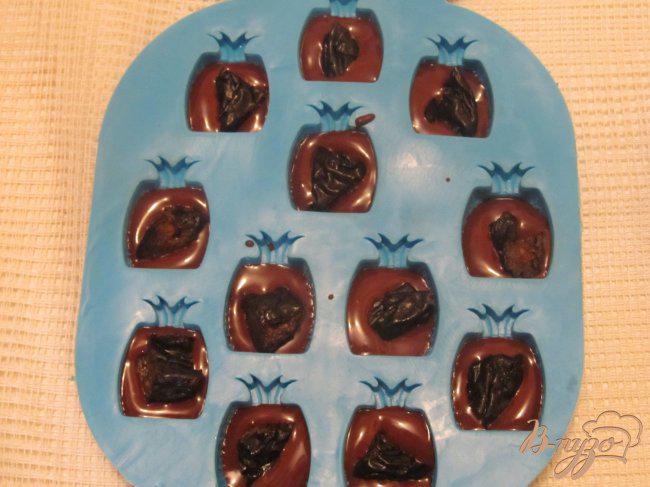 Фото приготовление рецепта: Шоколадные конфеты с черносливом шаг №4
