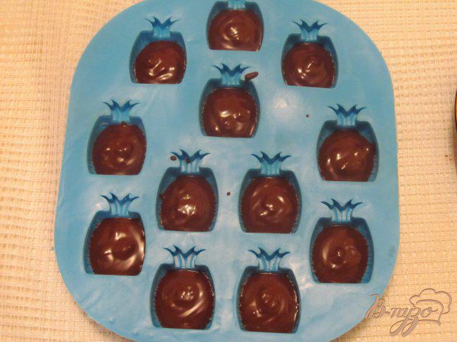 Фото приготовление рецепта: Шоколадные конфеты с черносливом шаг №3