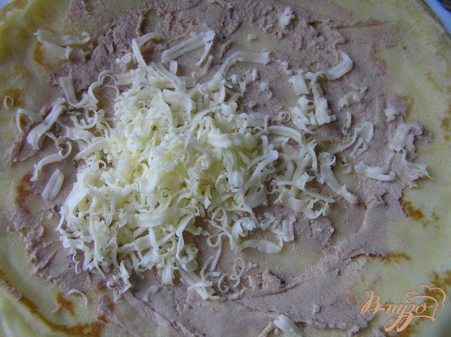 Фото приготовление рецепта: Блины с паштетом и сыром шаг №2