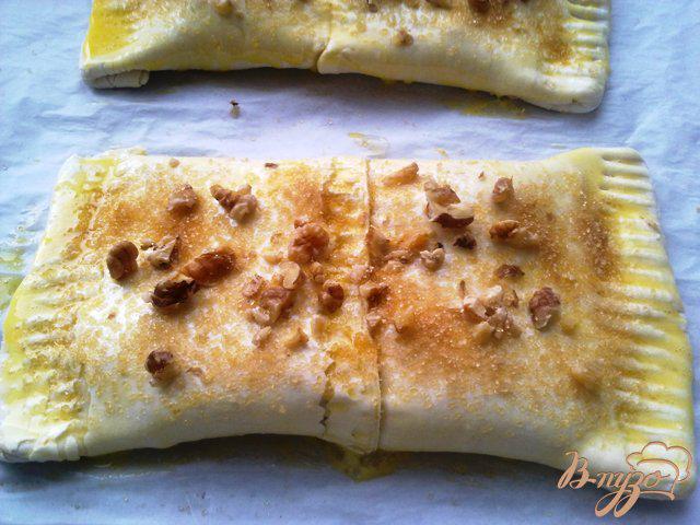 Фото приготовление рецепта: Пирог с сыром бри и малиновым джемомм шаг №9