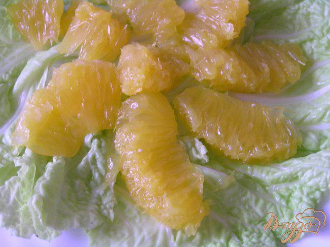 Фото приготовление рецепта: Салат с апельсинами и сыром Эмменталь шаг №3