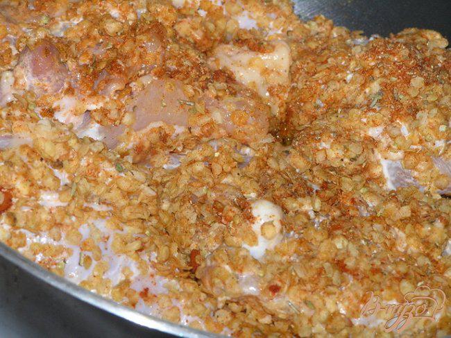 Фото приготовление рецепта: Курица в хрустящей панировке с пшеничными хлопьями шаг №3