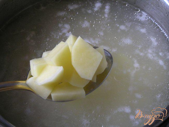 Фото приготовление рецепта: Куриный суп с пельменями шаг №1