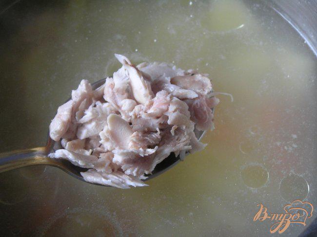 Фото приготовление рецепта: Куриный суп с пельменями шаг №3