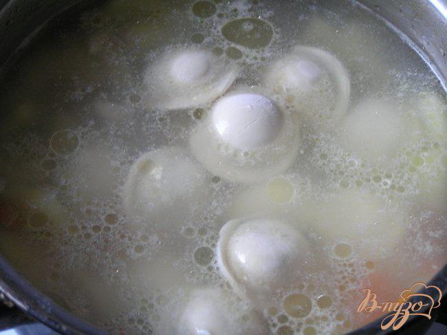 Фото приготовление рецепта: Куриный суп с пельменями шаг №4