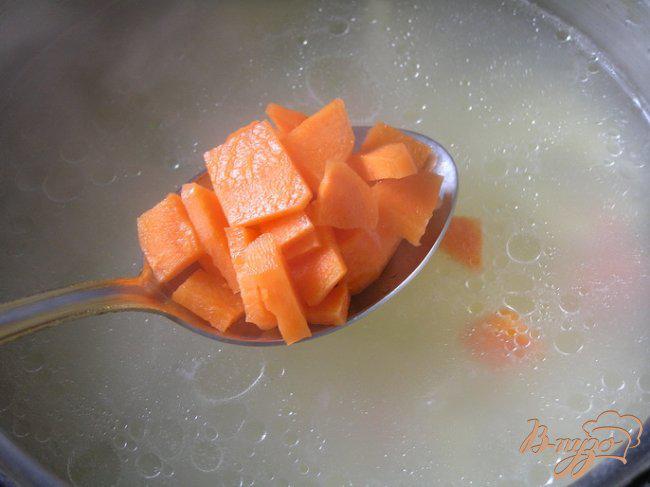 Фото приготовление рецепта: Куриный суп с пельменями шаг №2