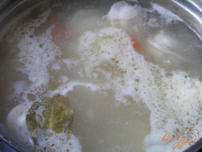 Фото приготовление рецепта: Куриный суп с пельменями шаг №5