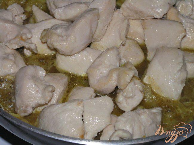 Фото приготовление рецепта: Курица в соусе корма шаг №5