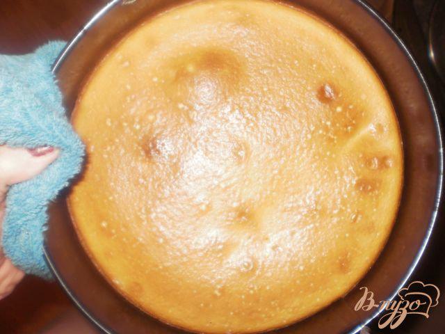 Фото приготовление рецепта: Персиковый пирог перевертыш шаг №8