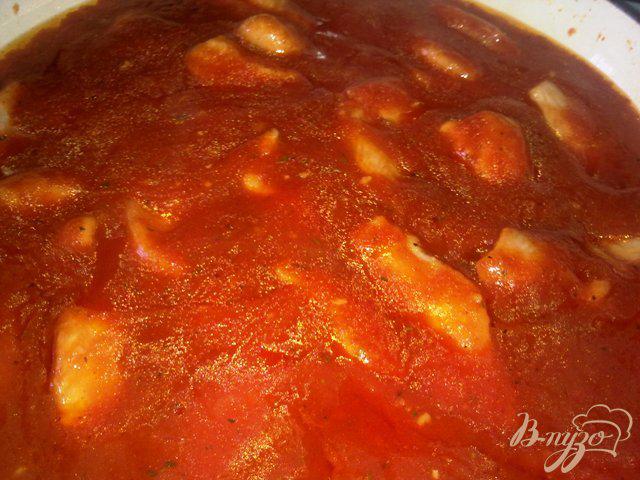 Фото приготовление рецепта: Куриное филе в томатном соусе шаг №10