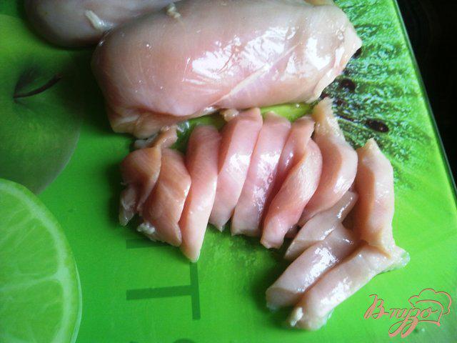 Фото приготовление рецепта: Куриное филе в томатном соусе шаг №3