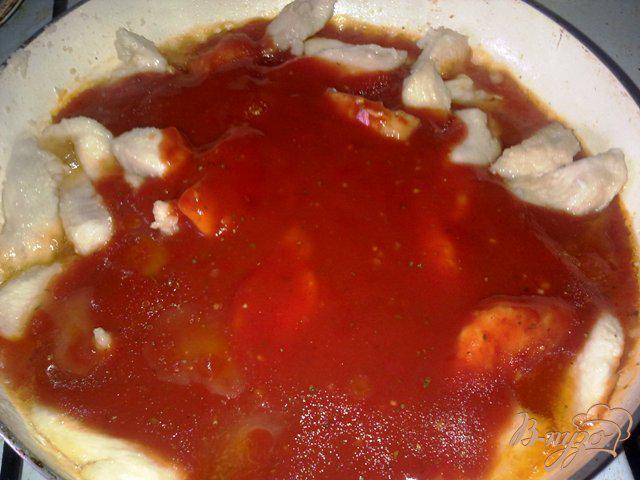 Фото приготовление рецепта: Куриное филе в томатном соусе шаг №8