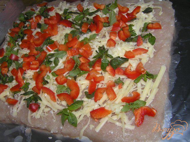 Фото приготовление рецепта: Рулет из индейки с мятным сыром и красным перцем шаг №3