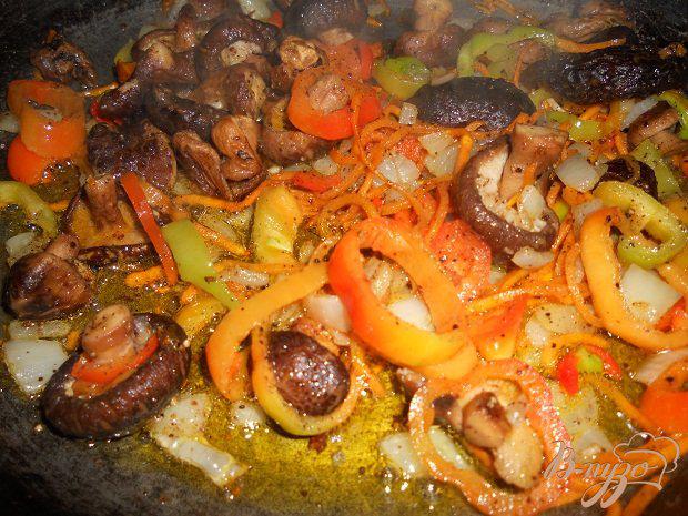 Фото приготовление рецепта: Грибы шиитаке с овощами шаг №2