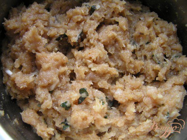 Фото приготовление рецепта: Тефтели из индейки с базиликом и мятой в сливочном соусе шаг №2