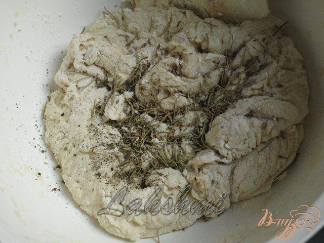 Фото приготовление рецепта: Фокачча с пряными травами и маслинами шаг №1