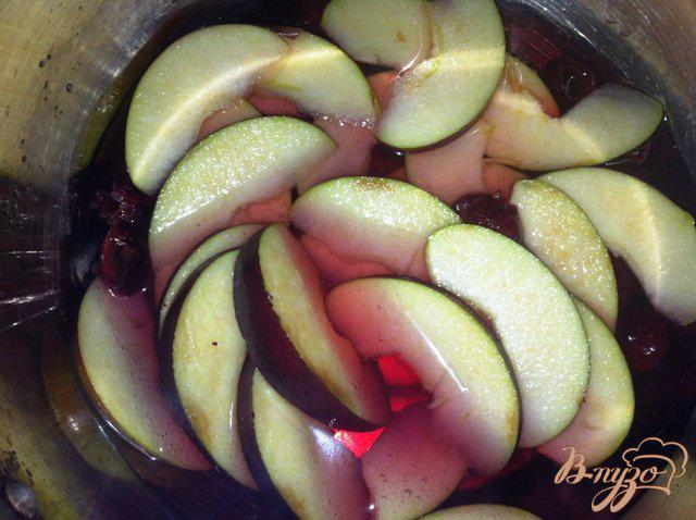 Фото приготовление рецепта: Яблочное пирожное с карамелизированными овсяными хлопьями шаг №7