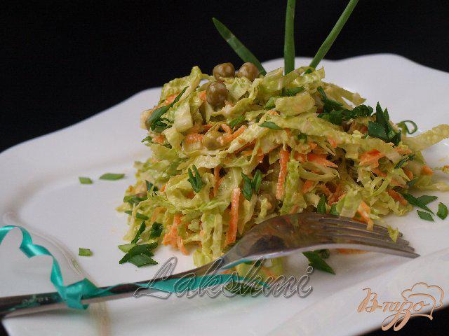 Фото приготовление рецепта: Салат с савойской капустой,морковью и горошком шаг №4