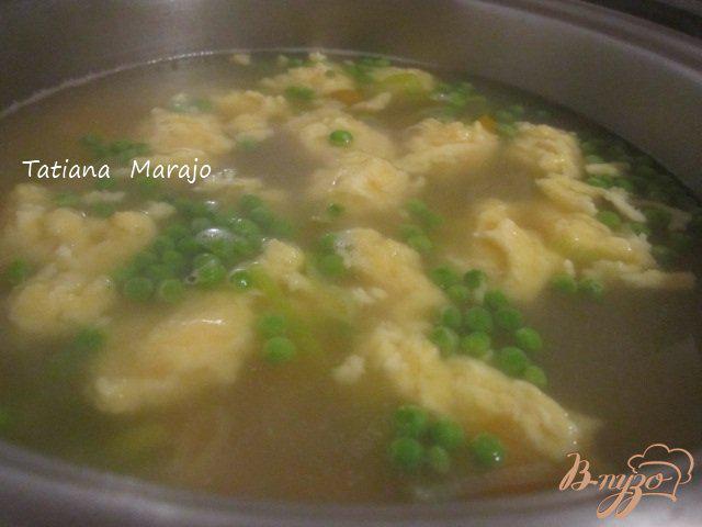 Фото приготовление рецепта: Суп с сырными клецками и креветками шаг №4