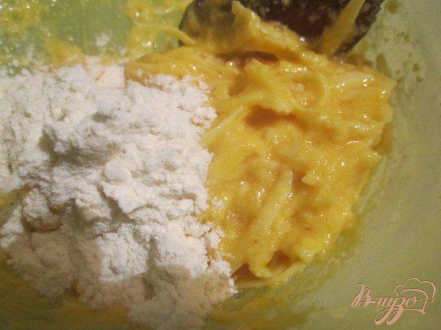 Фото приготовление рецепта: Суп с сырными клецками и креветками шаг №3