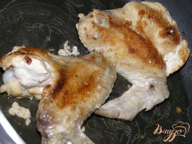 Фото приготовление рецепта: Крылышки в чесночно-сметанном маринаде шаг №4
