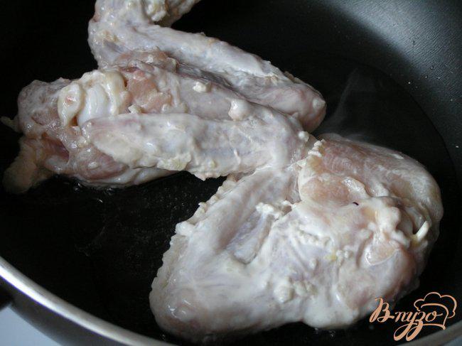 Фото приготовление рецепта: Крылышки в чесночно-сметанном маринаде шаг №2