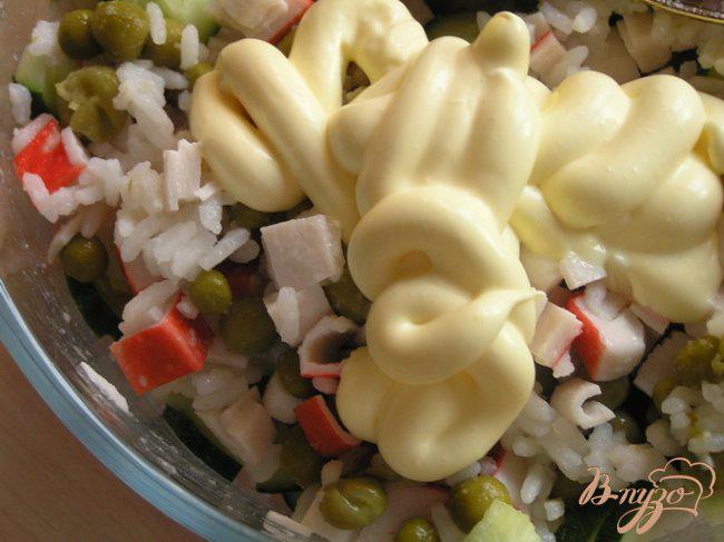 Фото приготовление рецепта: Салат с крабовыми палочками, рисом и зеленым горошком шаг №4