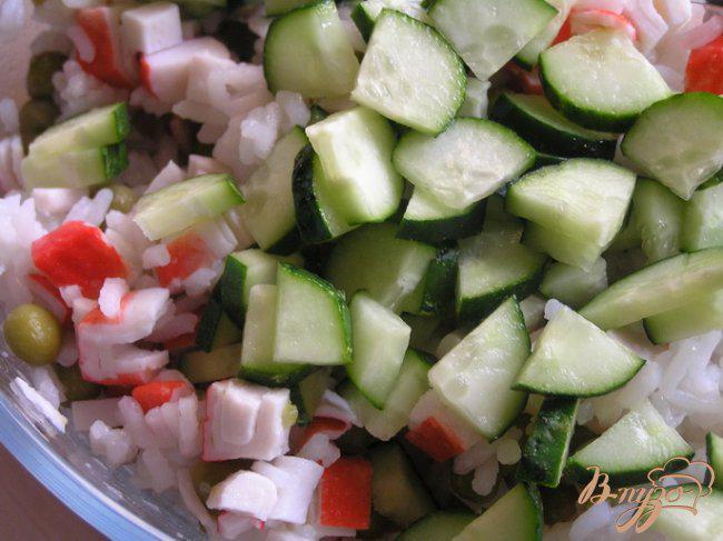 Фото приготовление рецепта: Салат с крабовыми палочками, рисом и зеленым горошком шаг №3