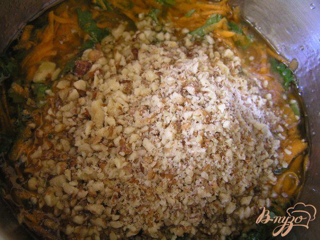 Фото приготовление рецепта: Мятный морковный пирог с грецкими орехами шаг №2