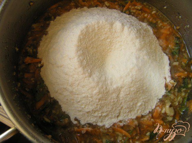 Фото приготовление рецепта: Мятный морковный пирог с грецкими орехами шаг №3