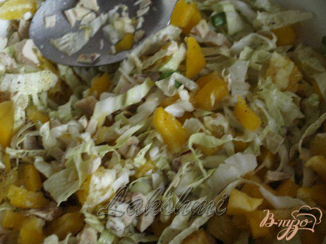 Фото приготовление рецепта: Салат с курицей в апельсинах шаг №4