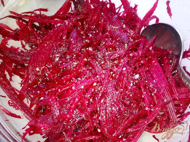 Фото приготовление рецепта: Салат из свежей свеклы шаг №5