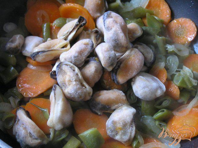 Фото приготовление рецепта: Мидии с овощами и горчицей в белом вине шаг №3