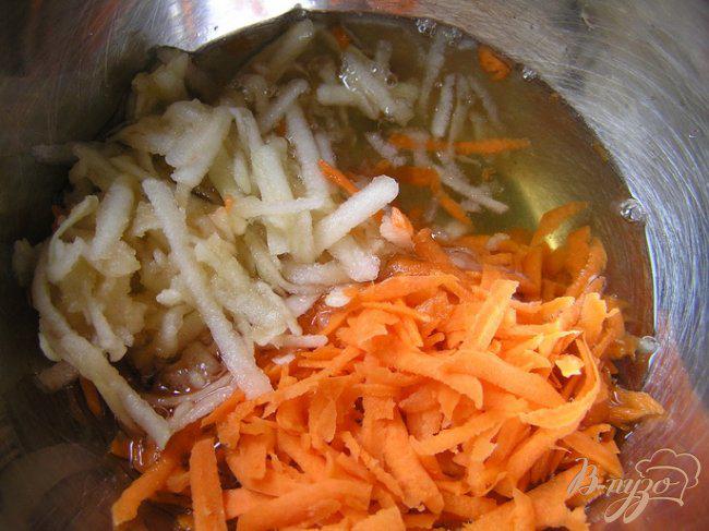 Фото приготовление рецепта: Морковно-яблочные кексы шаг №2