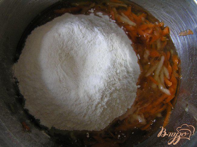 Фото приготовление рецепта: Морковно-яблочные кексы шаг №4
