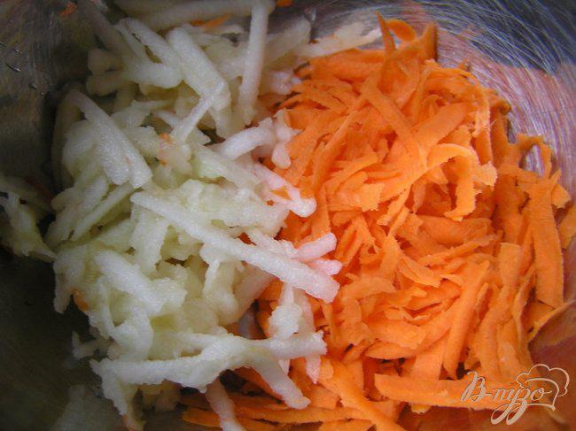 Фото приготовление рецепта: Морковно-яблочные кексы шаг №1