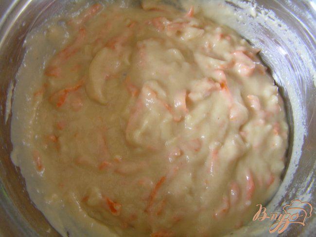 Фото приготовление рецепта: Морковно-яблочные кексы шаг №5