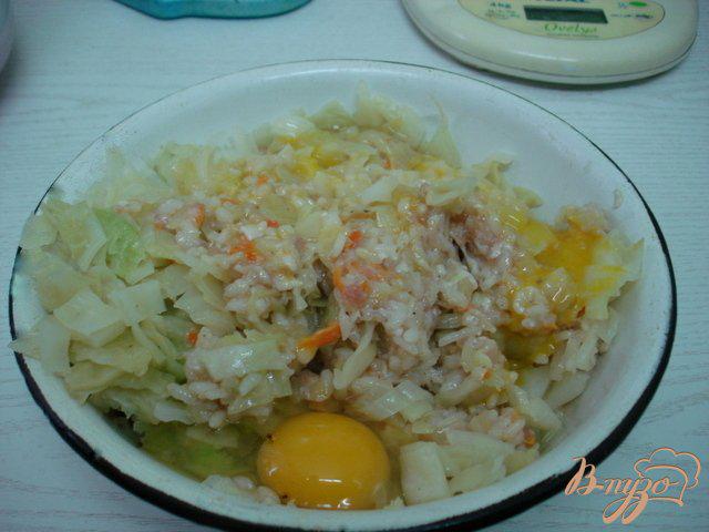 Фото приготовление рецепта: Запеканка из фарша, риса и капусты шаг №3