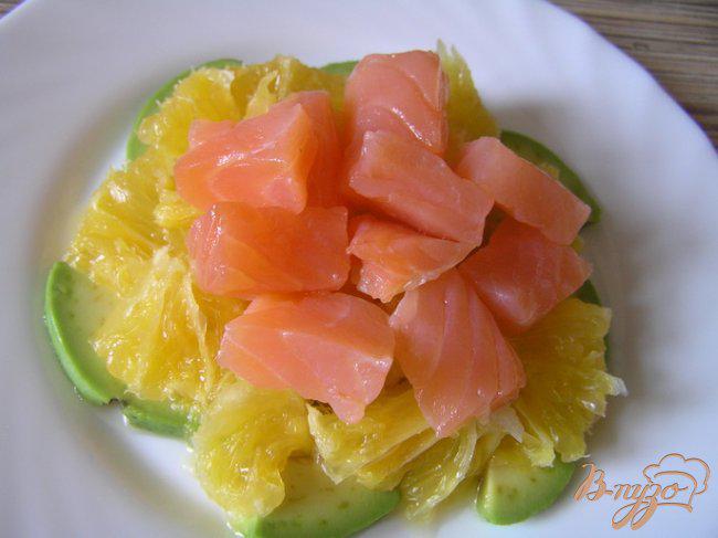 Фото приготовление рецепта: Салат с семгой, апельсином и авокадо шаг №2