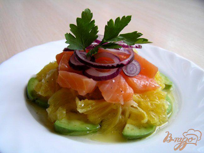 Фото приготовление рецепта: Салат с семгой, апельсином и авокадо шаг №5