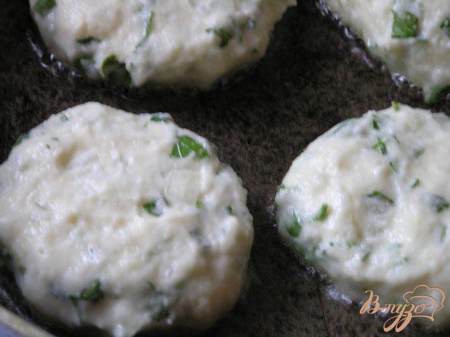 Фото приготовление рецепта: Картофельные котлеты с зеленью шаг №4